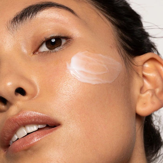 Femme appliquant Crème Hydratante 72H C-LAB sur son visage pour apaiser et hydrater la peau sèche.